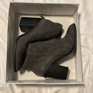 brand new Steve Madden, gray suede booty!
